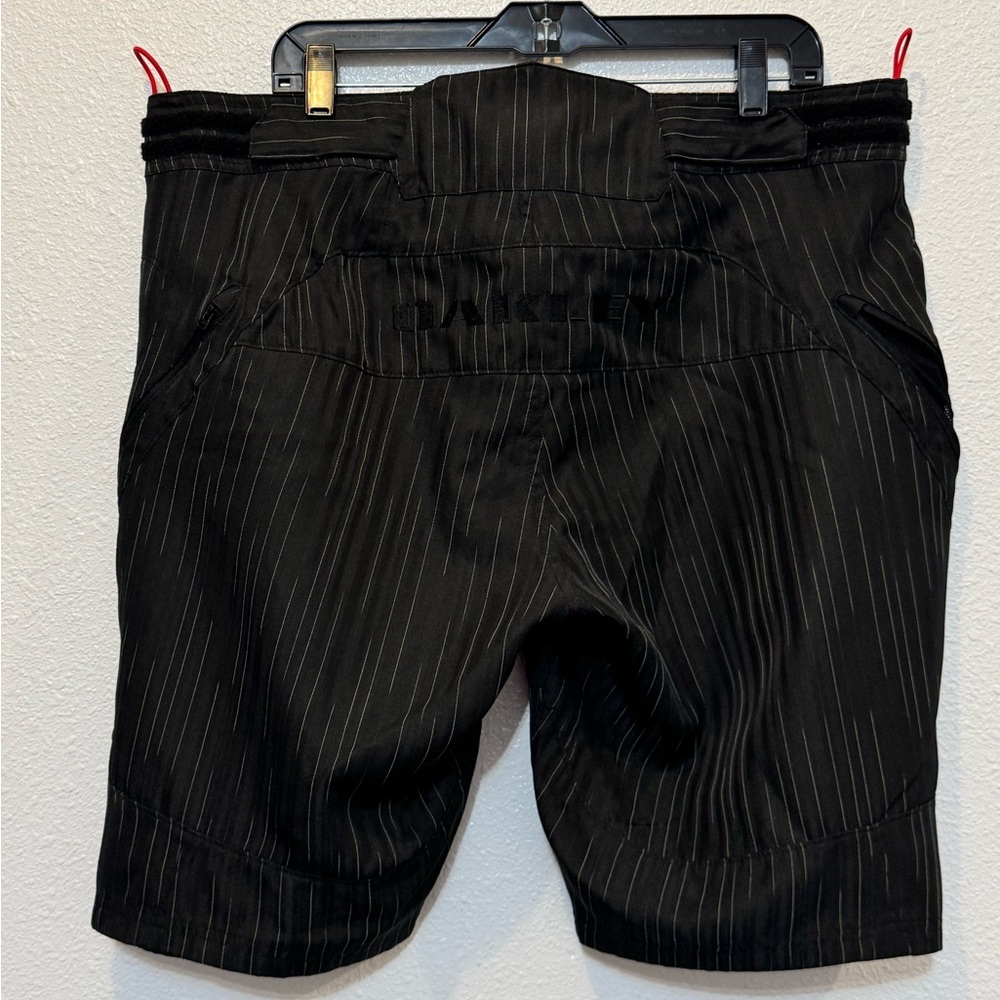 Oakley Black Pinstripe Cycling Bark Shorts Men’s 38 - Picture 9 of 15